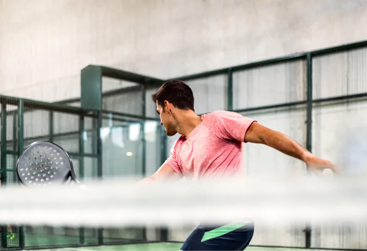 ropa padel - jugando al padel