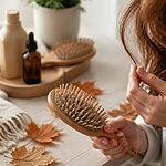 Mujer cuidando su cabello ante la caída del pelo en otoño