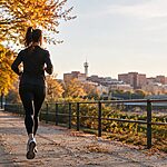 Corredor entrenando por el Parque Forestal de Entrevías en Vallecas